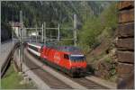 Den Banhof Rodi-Fieso verlassen, erreicht die SBB Re 460 098-7 mit ihrem IR 2159 Basel SBB - Locarno die Dazi Grande und taucht bald in den Dazio Tunnel. 
6. Mai 2014