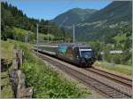 Luxus auf der Gotthard Südrampe: Während 838 Meter verläuft bei Rodi Fieso die Strecke eben, dies ist sonst meist nur auf den Zwischenstationen der Fall. Das  behäbige  Bauernhaus auf der Re 460 023-5 jedoch will nicht so ganz in die alpensüdländliche Landschaft passen.
Links im Bild sieht man die typischen, auf weiten Strecken der Südrampe die Gotthardbahn säumenden Steinplatten, ganz im Hintergrund ist die steilste Standseilbahn von Piotta ach Piora (Ritom) zu erahnen. 
24. Juni 2015