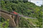 Ein IR von Locarno auf dem Weg Richtung Norden befährt den formschönen Polmengo Viadukt kurz nach Faido.
