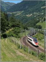 Ein SBB ETR 610 ist als EC 17 von Zürich nach Milano bei Rodi Fiesso unterwegs.
24. Juni 2015