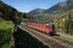 Re 6/6 11678 und Re 4/4 II 11339 rollen am 24.10.2015 mit einem Containerzug die Gotthard-Südrampe hinunter.