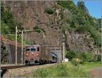 Zwei BLS Re 4/4 verlassen mit einem  Autozug den 1560 Meter langen Prato Kehrtunnel.