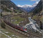 Nachdem der Bedarf an Hochgeschwindikeits-Treibzüge in Italien durch die Ablieferung bestellter Einheiten abgedeckt werden konnte, kehrten die FS Trenitalia ETR 610 nach ihrem vorübergehendem  Freccia Argento -Dient wieder in den intenationalen Verkehr Italien - Schweiz zurück. 
Das Bild zeigt einen FS ETR 610, der weiterhin im gefälligen Freccia Argento-Anstrich unterwegs ist, bei Wassen auf der Fahrt Richtung Zürich.
17. März 2016