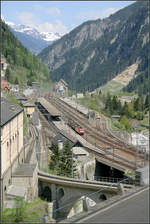 Im Tal der Reuss -

Blick auf den Bahnhof Göschenen an der Gotthardbahn. Vorne die Reussbrücke der MGB.

12.05.2008 (M)