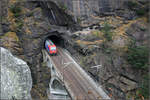 Vom Tunnel auf die Brücke -    Ein Güterzug befährt den Leggistein-Kehrtunnel bergwärts.