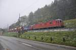 Wintereinbruch am Gotthard: Die Re 6/6 11653  Gümligen  und die Re 420 178-6 fahren mit einem Kieszug durch den Bahnhof Wassen (22.10.2014).