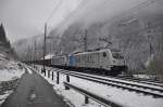 Wintereinbruch am Gotthard: Die beiden Railpool 187 004-7 und 187 008-8 erreichen Göschenen während einer kurzen Verschnaufpause zwischen zwei Schneegestöbern am 22.10.2014.