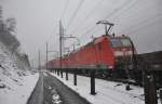 Wintereinbruch am Gotthard: Drei BR 185 verlassen am 22.10.2014 mit ihrem Güterzug langsam den Bahnhof Göschenen in Richtung Norden, nachdem sie dem schnelleren ICN den Vortritt gelassen