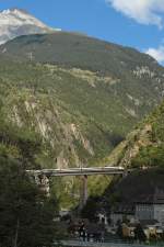 Nimmt man bei einer im Tal fahrenden Alpenbahn Talgrund und Himmel mit aufs Bild, ist der Zug nur klein zu sehen. Am 01.10.2015 befindet sich ein ICN von Zürich nach Lugano auf der Kerstelenbachbrücke in Amsteg.