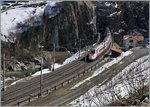 Ein Trenitalia ETR 610 verlässt als EC 17 den Wattinger Kehrtunnel bei Wassen.