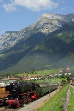 Mit einem Sonderzug dampft 01 202 am 11.09.2016 die Gotthard-Nordrampe bei Silenen hinauf.
