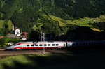 Am Abend verschwindet ein ETR 610 der FS, oberhalb von Wassen, aus den letzten Sonnenstrahlen im finstern Schatten.