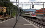 Ein Schweizer Schnellzug  fährt in Bellinzona(CH) ein.
 Aufgenommen vom Bahnsteig 3 in Bellinzona(CH). Am Abend vom 28.7.2019.