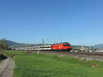 Frick - 14. Oktober 2021 : Re 460 075 unterwegs mit dem IR 1969 von Basel nach Zürich.
