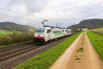Ein Lokzug bestehend aus zwei Br 186 von Ralpin fährt durch Frick Richtung Basel.