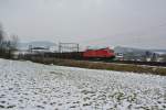 185 120-3 mit Gterzug oberhalb von Frick, 08.02.2015.