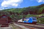 460 034 hat den Bözbergtunnel verlassen und rollt Richtung Brugg, 09.05.2005. Das Bahnhofsgebäude wird in absehbarer Zeit der Anbindung der des neu zu bauenden Tunnels weichen müssen.