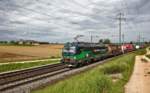 Wenige Sekunden Licht liegt in Möhlin auf den Feldern als die SBB Cargo International 193 256 mit einem KLV Zug auftaucht.Bild vom 11.5.2017