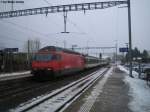 Re 460 069-8 ''Verkehrshaus'' am 15.1.2010 in Frick, mit dem wohl krzesten EW IV Pendelzug.