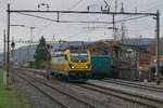 Von Frauenfeld kommend fhrt am 16.11.2018 Rem 487 001 der SRT in den Bahnhof von Brglen (TG), um die letzte mit Zuckerrben befllte Wagengruppe abzuholen und in die Zuckerfabrik in Frauenfeld zu ziehen.
Die Lok fhrt an der vor 15 Jahren gebraucht erworbenen und aufgebauten Maschine vorbei, mit der gerade der letzte Wagen befllt wird.