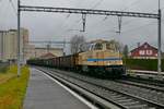 Von Frauenfeld kommend fhrt am 29.11.2019 eine CKG D 100 BB der M-Rail AG (98 80 580 009-5 D-MFAG) durch die Station von Mllheim-Wigoltingen. Ziel des Zuges ist Brglen (TG), wo die leeren Wagen gegen die mit Zuckerrben befllten Wagen getauscht werden.