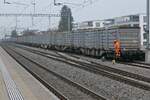 14 Wagen und die Lok in der Mitte - Nachdem Am 841 013-6 die Wagen mit den leeren Containern in das Ladegleis geschoben und anschließend an die Wagen mit den mit Zuckerrüben befüllten