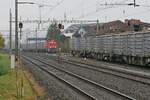 Kurz nach der Ankunft in Bürglen (TG) schiebt Am 841 013-6 die Wagen der Gattung Sgns mit den mit Zuckerrüben zu befüllenden Container in das Ladegleis (10.11.2021)