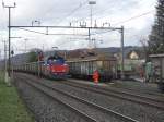 Zuckerrbenverlad 2013 in Brglen (TG) - Die aus Frauenfeld kommende Eem 923 003-8 'Sthlibuck' mit leeren Eaos-Wagen wird bereits von den Bahnmitarbeitern in Brglen erwartet.