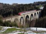 Kurz nach der Abfahrt in Degersheim fhrt S4 23449 von Uznach nach St. Gallen am 26.12.2011 ber den 64 m hohen und 282 m langen 13-bgigen Weissenbach-Viadukt.