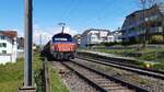 Die Eem 923 027 hat einen Stücker abgeholt und fährt nun damit in Richtung Rorschach. Aufgenommen von einem geschlossenen Bahnübergang.

Staad, 18.04.2023 