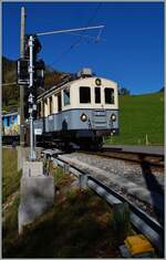 Dieses nicht sonderlich gelungene Bild zeigt den ASD BCFe 4/4 N° 1  TransOrmonan  auf der  ASD bei Les Planches im Museumseinsatz bei der Vorbeifahrt an einem noch eingepackten Signal. Die Inbetriebnahme der Signalanlage wurde damals vom BAV recht lange  verzögert, was  - zumindest aus meiner Sicht - der Sicherheit nicht sehr zuträglich war. 

18. Okt. 2014