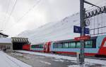 Matterhorn-Gotthard-Bahn__Glacierexpress nach St. Moritz vor der Tunneleinfahrt am Bf Oberalppass mit Lok HGe 4/4 II 109  Matterhorn  [ex BVZ 1 von 1990].__25-02-2024
