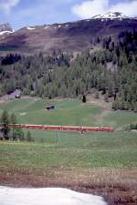 RhB Schnellzug 44 von Davos-Platz nach Landquart vom 30.05.1992 zwischen Davos-Wolfgang und Davos-Laret mit E-Lok Ge 4/4II 630 - AB - A - B - B - B - D. Hinweis: Im Vordergrund liegt vom Waldrand geschtzt noch der letzte Schnee und wenige Meter entfernt hlt der Frhling den Einzug. Der Zug befindet sich im 45-Promille-Geflle, das von Davos-Wolfgang bis Kblis hinabreicht.