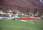 RhB Regionalzug 67 von Landquart nach Davos-Platz vom 25.04.1992 kurz nach Schiers mit Ge 4/4II 629 - D - B - B - B - A - P - Rw - Rw - Rw. Hinweis: Wegen Bau des Vereinatunnels und dadurch groen Gterwagentransporten wurden damals viele Zge mit maximaler Zughakenlast nach Klosters gefahren. Fr E-Lok Ge4/4II ist fr 45 Promille Steigung 185 Tonnen Grenzlast. An der Kompo direkt angekuppelt ist ein privater vierachsiger Containertransportwagen, der regelmig Mlltransporte von Davos-Platz nach Untervaz zur Mllverbrennungsanlage befrdert. Dahinter 3 Rw mit je 2 Abrollcontainer fr Abraumtransporte Vereina - Untervaz. 