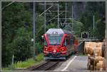 ABe 8/12 mit RE1045 nach Davos Platz fhrt durch Seewis-Valzeina. Der Gelndeknick ist bei der Durchfahrt im Zug deutlich zu spren. (07.06.2011)
