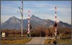 Heute mal was ganz Banales. Die neue Schrankenanlage der Rhtischen Bahn beim Pumpenhuschen zwischen Landquart und Malans. Blickrichtung Nordwest mit Gonzen, Gauschla und Regnitzer Spitz. (30.11.2011)