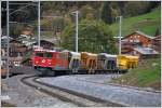 Die Ge 6/6 II 707  Scuol  bringt neuen Schotter für die neue Doppelspur zwischen Klosters Dorf un Klosters Platz. Noch fehlt die Fahrleitung beim zweiten Gleis. (13.10.2014)