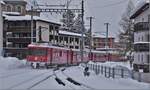 RE1046 von Davos Platz nach Klosters mit Vorortspendel Be 4/4 512 + 2B + ABt 1715 verlässt Davos Platz.