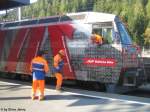 Derzeitiger Pausenvertreib bei der RhB. 3 Mitarbeiter suchen ihre Bilder auf der Ge 4/4''' 642 ''RhB-Team''. Gesehen am 22.9.09 in Klosters.