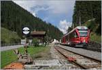 Der RhB ABe 8/12 3515, unterwegs als Regionalzug 1832 von Filisur nach Davos, beim kurzen Halt in Davos Monstein.