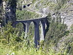 Blick in das Landwassertal mit Viadukt aus dem Nostalgiezug am 29. Juni 2018. 