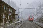 Als der ABe 4/16 3127 am 01.04.2022 eine Stunde nach der vorherigen Aufnahme in Davos Wiesen einfährt, schneit es immer noch heftig, allerdings war der Boden für eine Schneedecke nicht kalt