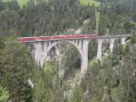 Der Pendelzug nach Filisur mit der Ge4/4l 608 hat am 26.7.08 wegen des swiss alpine marathons noch zwei Mitteleinstiegs Zusatzwagen am Haken.