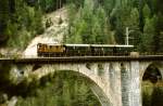 Ge 2/4 Nr. 222 unterwegs zwischen Davos und Filisur (auf dem Viadukt bei Wiesen) im Jahr des 100-jhrigen Jubilums (1989) mit den Zweiachsern.