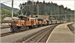 Leermaterialzug nach Landquart mit Ge 6/6 I 414 und 415 bei der Abfahrt in Reichenau-Tamins.