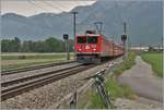 RE 1733 mit Ge 6/6 II 705  Pontresina/Puntraschigna  zwischen Chur West und Felsberg..