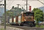 5732 mit Ge 6/6 I 414 und Valserwasserwagen zwischen Domat/Ems und Felsberg. (02.05.2018)