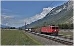 5732 aus Ilanz mit der Ge 6/6 II 705  Pontresina/Puntraschigna  bei Felsberg.