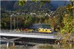 Xmf 4/4 9919 befährt die alte Hinterrheinbrücke bei Reichenau-Tamins. (18.10.2018)