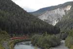 Kurz nach der Station Versam-Safien fährt am 12.10.2014 der in Disentis-Mustér gestartete RE 1253 mit Ziel Scuol-Tarasp am Vorderrhein entlang durch die Ruinalta.